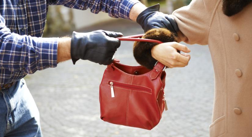 Az unokája szeme láttára késelte meg az asszonyt