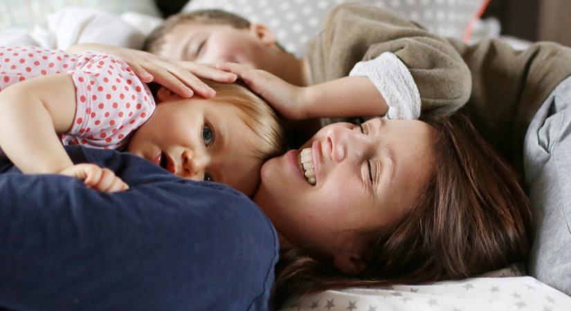 Akár havi 180 ezerrel több maradhat: januártól így bővül az adómentesség a kétgyerekes anyáknál