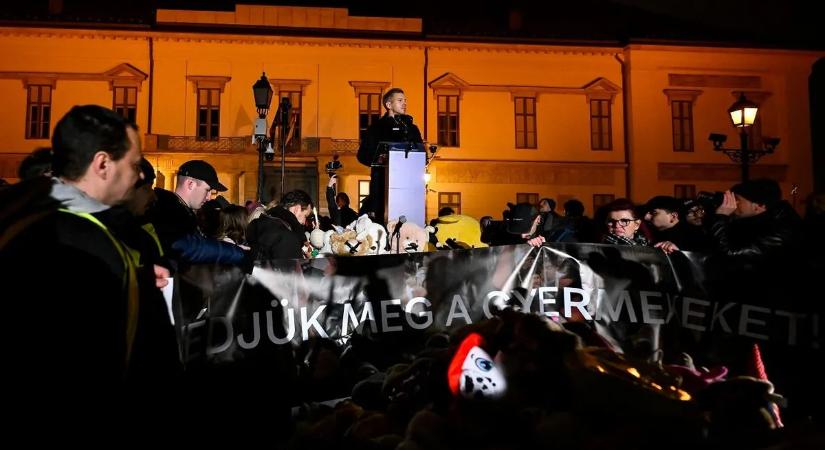 Tudathasadás: egyszerre ülne be a Karmelitába és a Sándor-palotába Magyar Péter