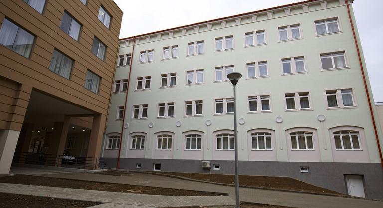 Nem adják ki a pótszabadságot a zalaegerszegi kórház dolgozóinak, Hadházy Ákos akcióba lendült