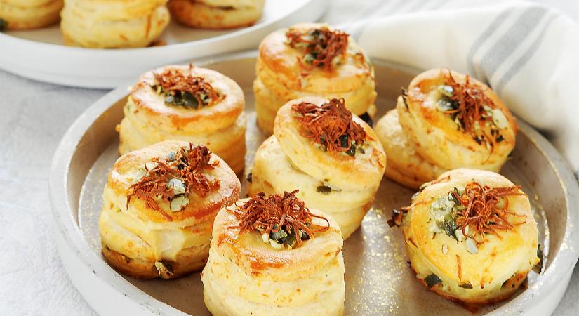 Borkorcsolya szilveszterre: tökmagos, füstölt sajtos hajtogatott pogácsa