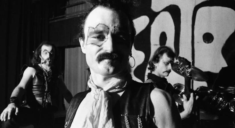 Remélem, ma már nem hiszi el senki, hogy a Beatrice csirkét darált a színpadon