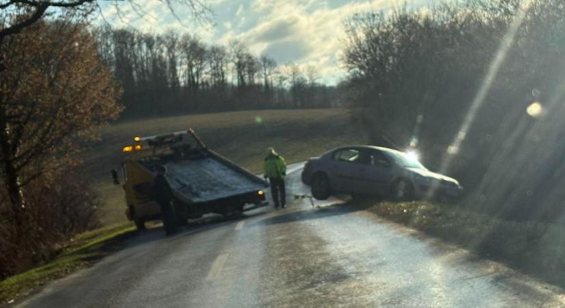Baleset baleset hátán: brutálisan csúsznak az utak