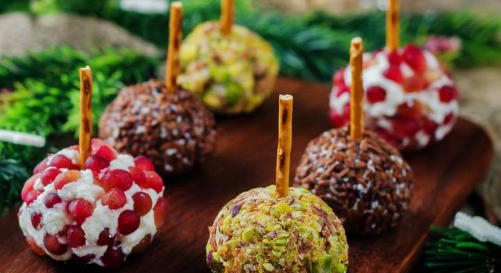 Vendégvárós sajtgolyó ünnepi díszbe öltözve: tökéletes, utolsó pillanatos előétel