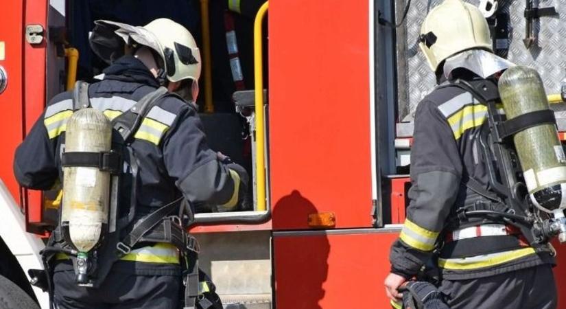 Tragédia áldozattal: egy hentesüzlettel egybeépített családi ház gyulladt ki és vált hamu martalékává