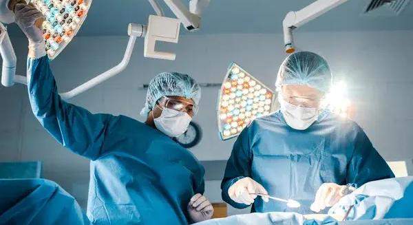 Válság az egészségügyben: 32 ezer beteg torlódott a műtők előtt, egyes időpontok már 2030-ra szólnak