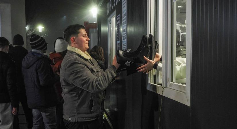 A balatonfüredi jégpálya várja a látogatókat év végén is, mutatjuk a nyitvatartást