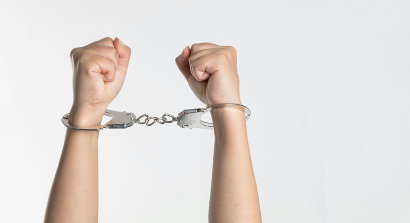 Hihetetlen: Egy nő ellopta a karácsonyfa alá kihelyezett ajándékokat egy szállodában