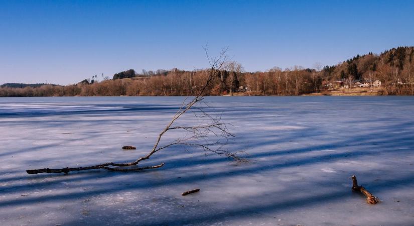 Tragédia a jégen: traktorral a tóba zuhant egy család