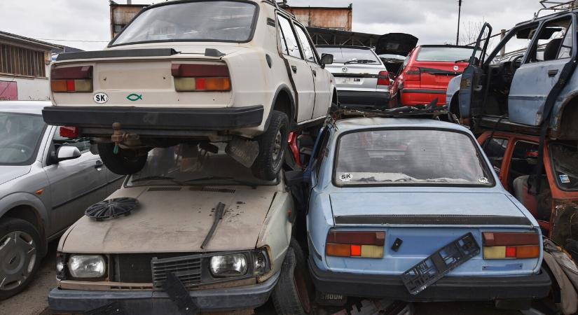 Balesetmegelőzés céljából autóroncsokat helyeznek ki az utakra