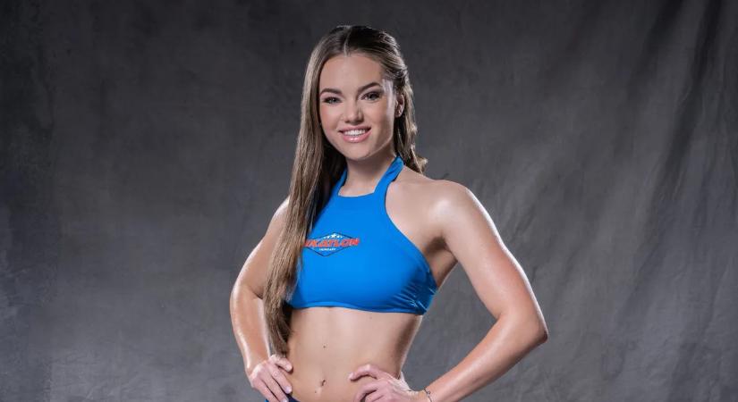 Karácsonyfa előtt villantott: az Exatlon sztárjának idomait csak egy laza ing takarja