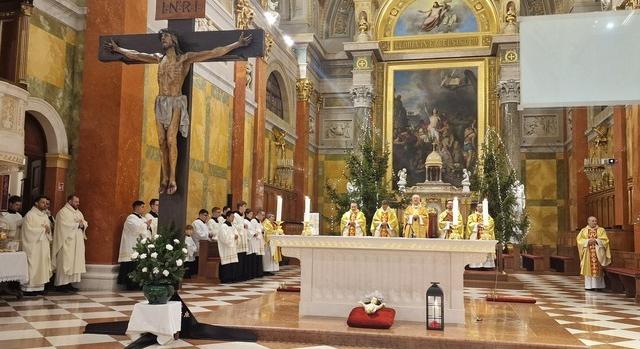 Szentestét nagy számú hívő köszöntötte éjféli miséken