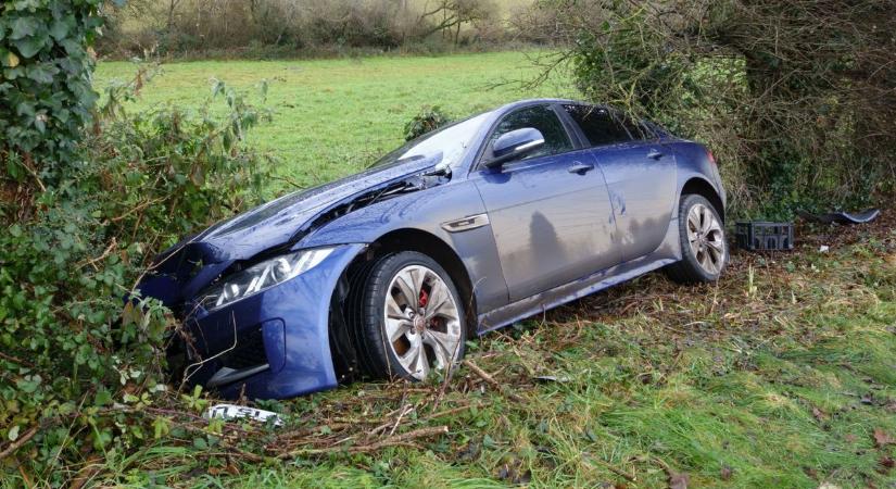 Baleset történt Martfűnél, a rendőrök és a mentők is a helyszínre érkeztek