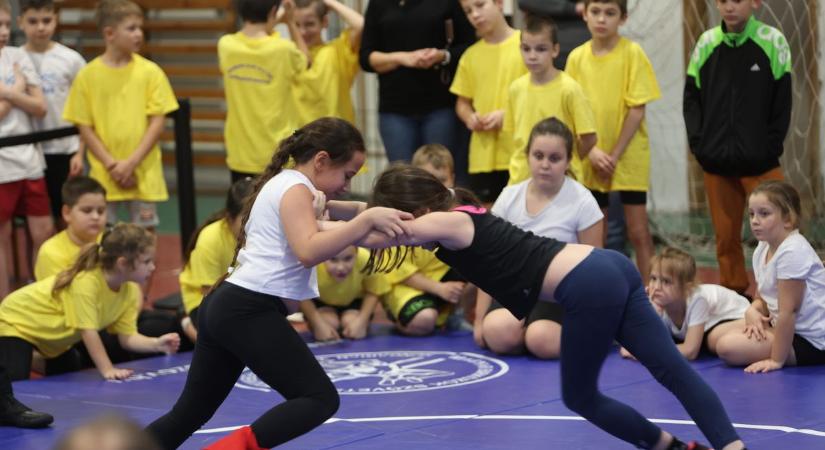 Mezőfalva volt a grundbirkózás fővárosa – közel 200 diák lépett szőnyegre (képgalériával, videóval)