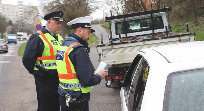 Változnak a kötelező autós tartozékok, amik hiánya súlyos pénzbüntetést érhet