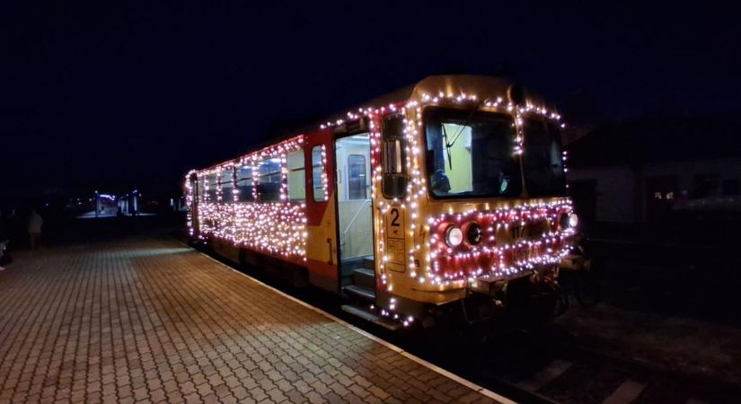 Beragyogta a pápai vasútállomást az ünnepi fényvonat (képgaléria)