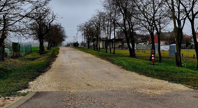 Útfejlesztés Mosonudvaron: nyárra aszfaltot kap egy szakasz