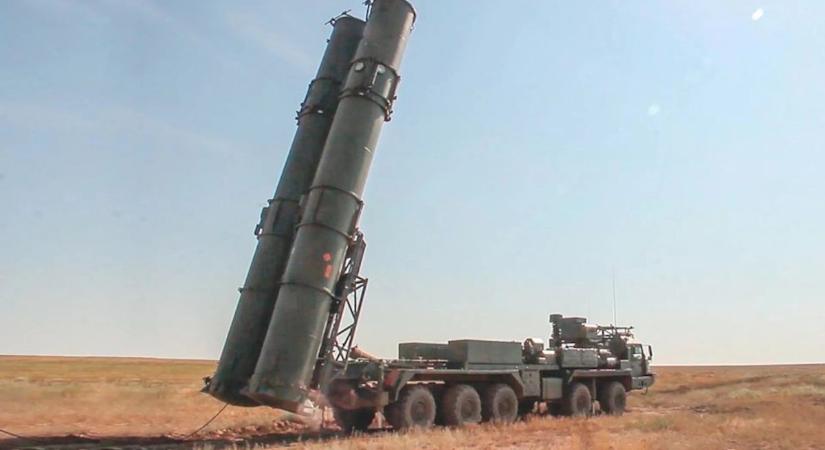 Hadrendbe állt Oroszország új csodafegyvere, amely az űrig is elér (VIDEÓ)