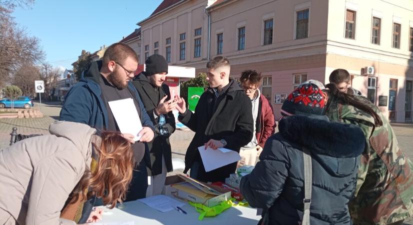 Óbecsén 20 óráig várják az egyetemisták a támogató aláírásokat
