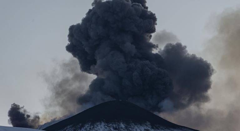 Ijesztő látvány tárult a síelők elé, Kitört az Etna, beborította az eget a hamuoszlop