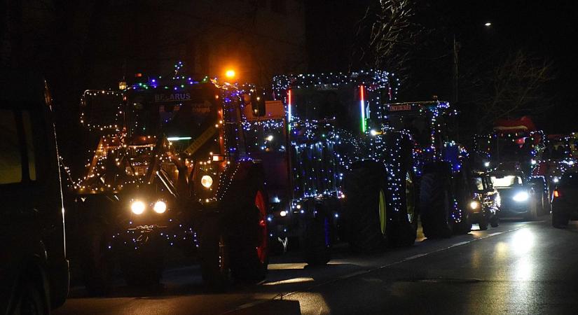 Ünnepi csoda az utcákon – több mint 100 autócsoda hozta el a karácsonyt Jászapátiba – galériával