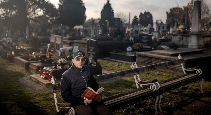 Fürdőben, fán, temetőben – meglestük olvasóinkat könyvolvasás közben