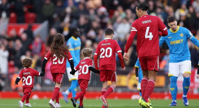 Szem nem marad szárazon: így ünnepelte az Anfield Diogo Jota gyermekeit Liverpoolban (VIDEÓ)