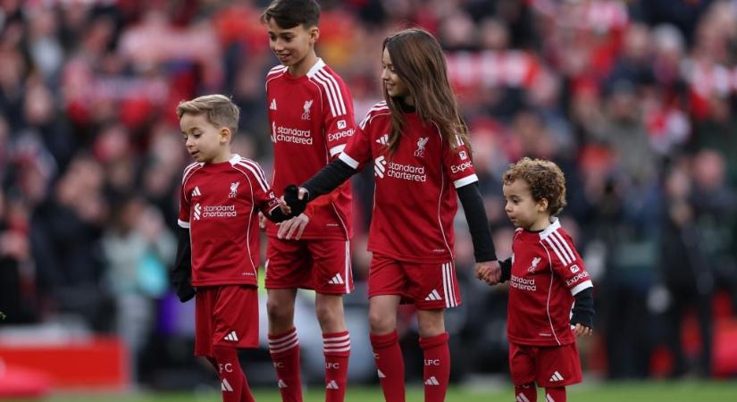 Szívszorító fotók: Diogo Jota gyermekei az Anfielden jártak, fontos feladatot kaptak a Liverpool meccse előtt