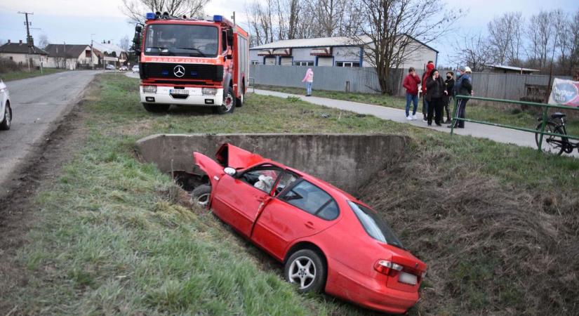 Félpályás útlezárás Mesztegnyőn, az árokba rohant egy autó