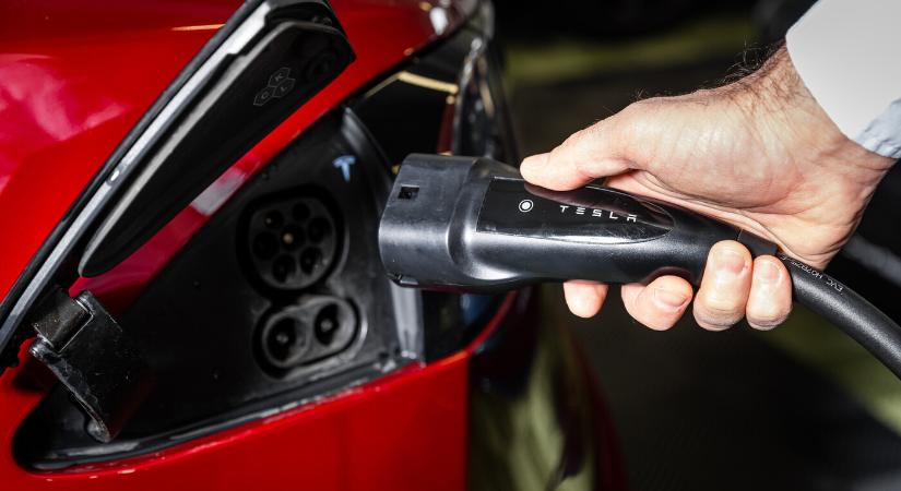 Villanyautókkal száll versenybe a kínai autógyártókkal a Ford és a Renault