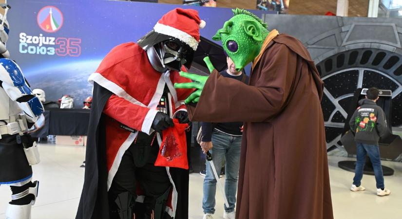 Galaktikus invázió a RepTárban: Darth Vader mikulássapkában érkezett – galériával, videóval