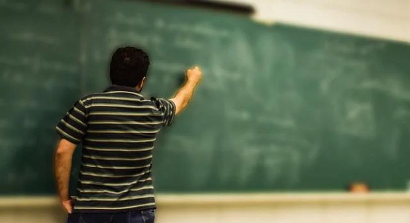 A tanárhiányt nyugdíjasok bevonásával hidalnák át
