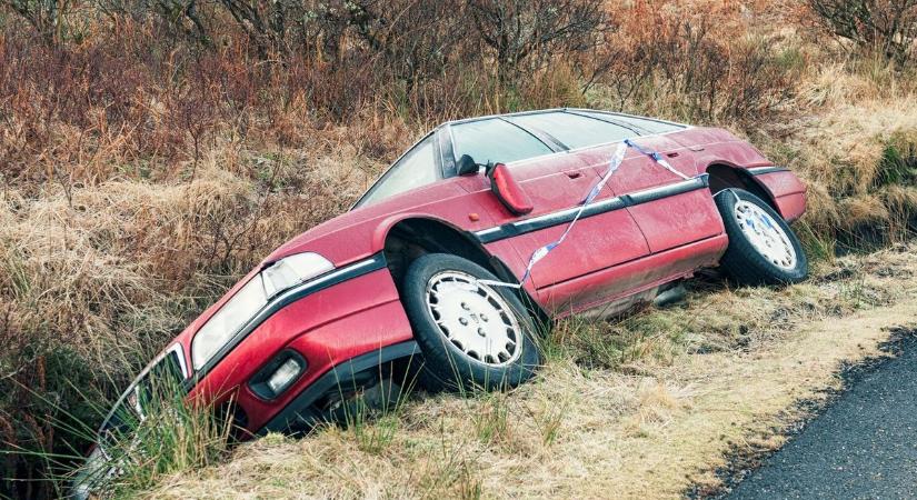 Hárman ütköztek – egy autó árokba, egy a kerítésnek csapódott