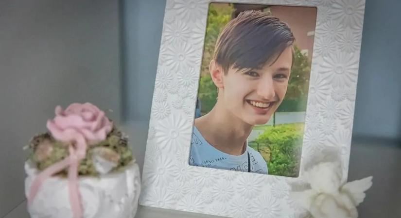 Karácsonykor loptak egy kisfiú sírjáról, meggyalázták a gyászoló szülők fájdalmát