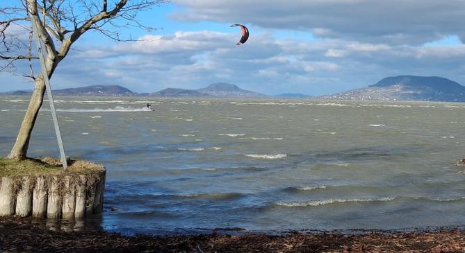 Billegeti a Balatont a szél