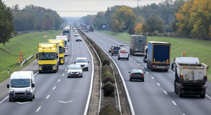 Vasárnap sem egyszerű a közlekedés az M1-esen, három autó ütközött, nagy a torlódás a sztrádán