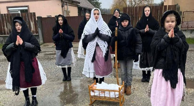 A vitnyédi gyerekek körbe vitték a faluban a megszületett kis Jézust, a bölcsőcske hagyomány a községben