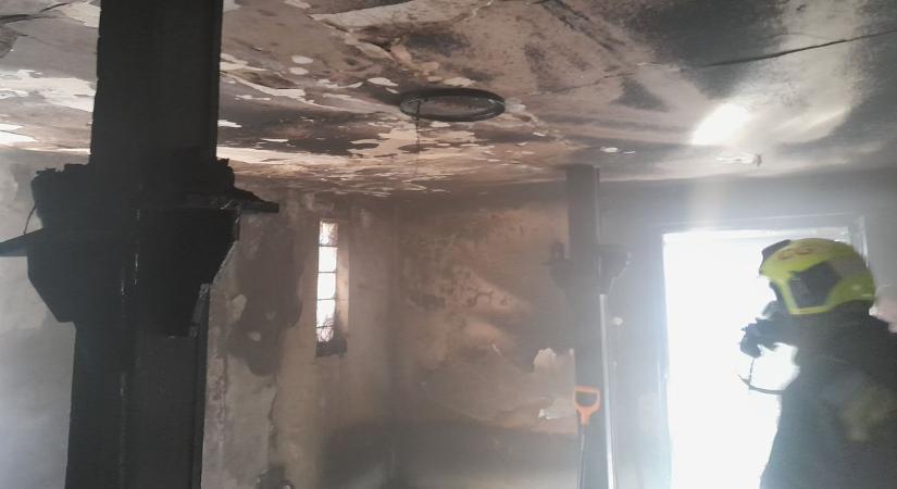 Tűz pusztított egy családi házban, koromfekete falak mindenütt – FOTÓK
