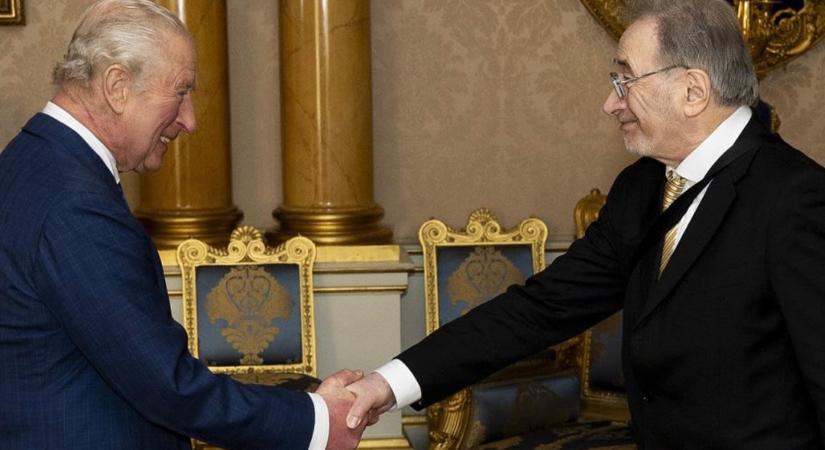 Az anyai ágon kolozsvári George Szirtes műfordító, aki költőként is kiváló