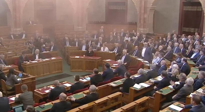 Zsolti bácsi, falu bolondja, k@pjátok be – emlékezetes parlamenti pillanatok 2025-ben