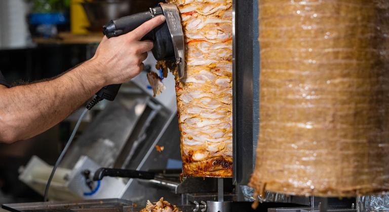 Lejárt húst forgalmazott a népszerű körúti gíroszos