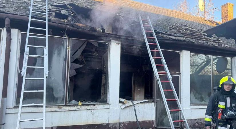 Reménytelen harcot vívtak a bolti dolgozók a tűzben, meghalt egy idős férfi a lángoló házban