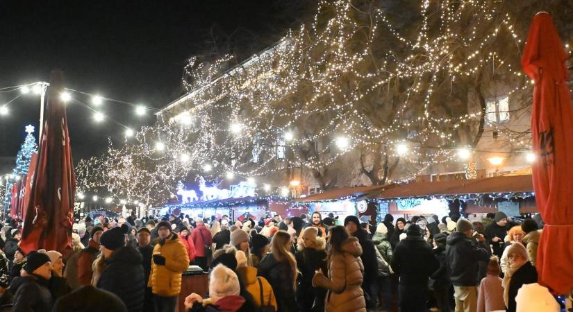 Zene és jó hangulat – fotókon mutatjuk, hogyan telt az év utolsó hétvégéje az adventi faluban