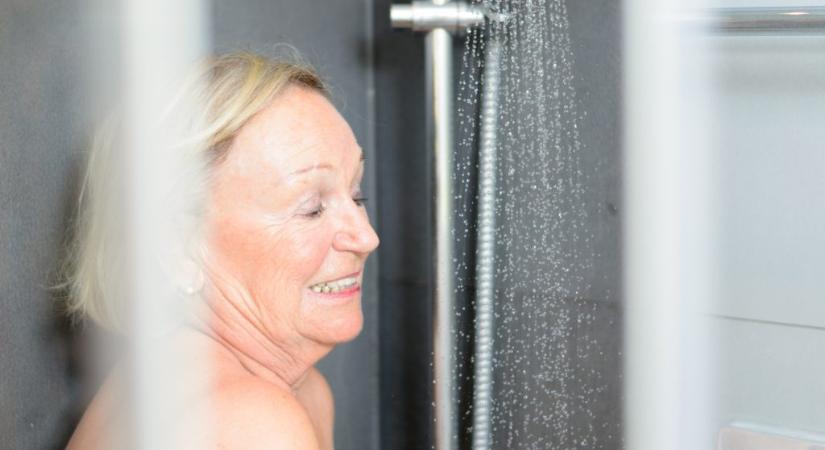 65 éves kor felett megváltozik a bőrünk: ennyiszer érdemes zuhanyozni