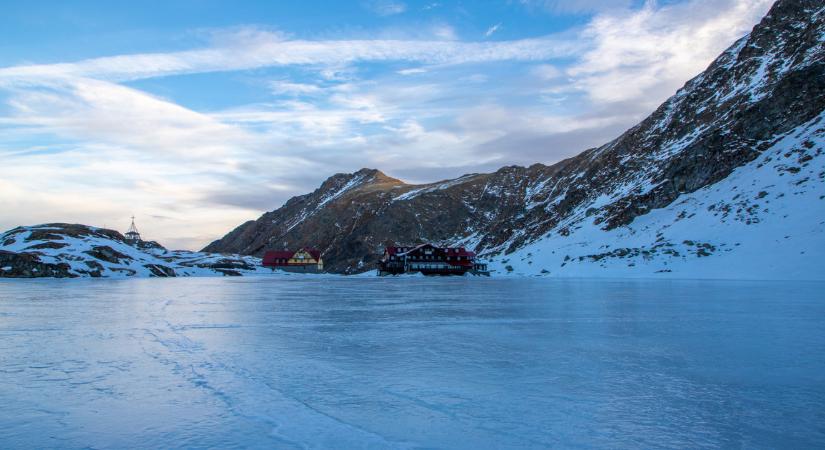 Turisták ragadtak egy hegyen a Fogarasi-havasokban
