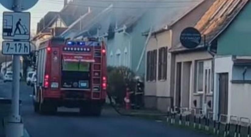 Tűzoltók vonultak a zalaegerszegi házhoz - izzott a tetőszerkezete (videó)