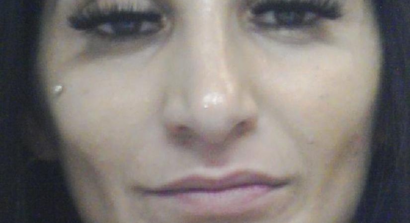 Szépségével csal tőrbe a pécsi díva: emberkereskedelem miatt keresik Anikót