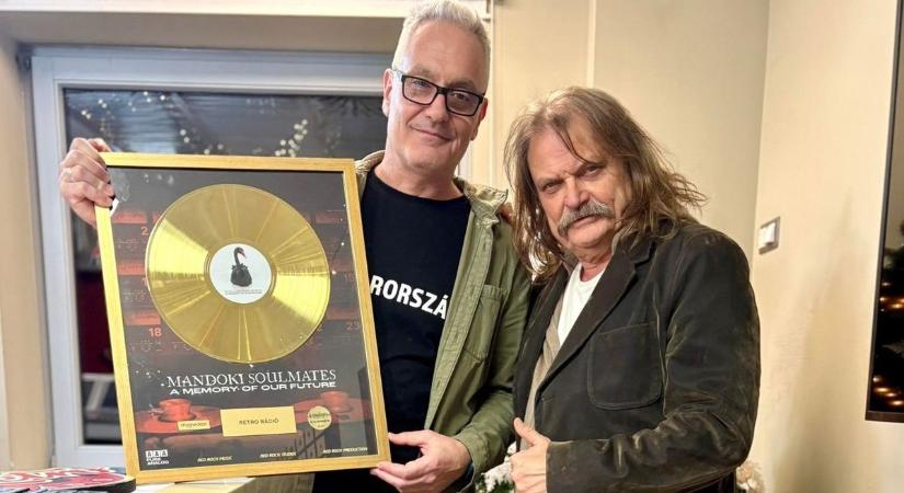Aranylemezt kapott Leslie Mandokitól a Retro Rádió karácsonyra