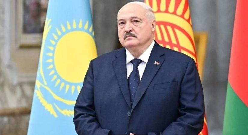 Fellökték a fehérorosz elnököt – videón a sokkoló pillanat