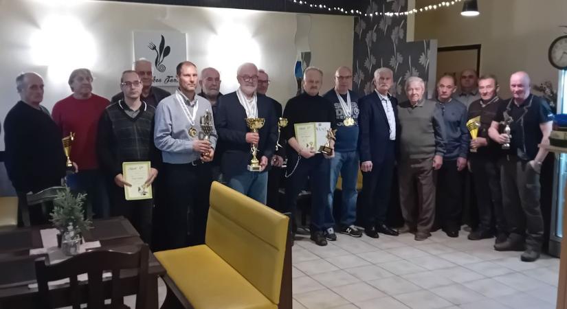 Zalai galambász évzáró érmekkel, különdíjakkal